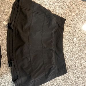 Lululemon black skort size 6